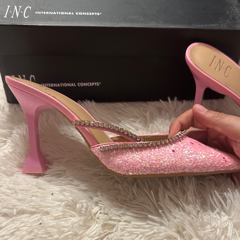 🆕 INC International Concepts Pink Glitter Pointed Toe Heels with Gold Chains - Picture 2 of 4